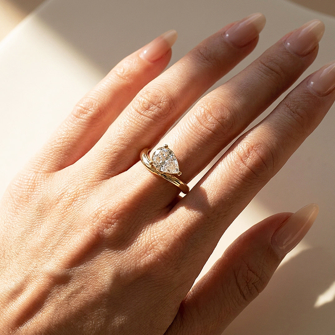 Pear Solitaire Curved Wave Band | Women&