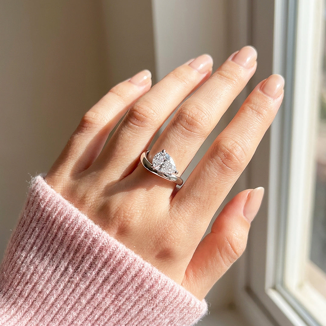 Pear Solitaire Curved Wave Band | Women&