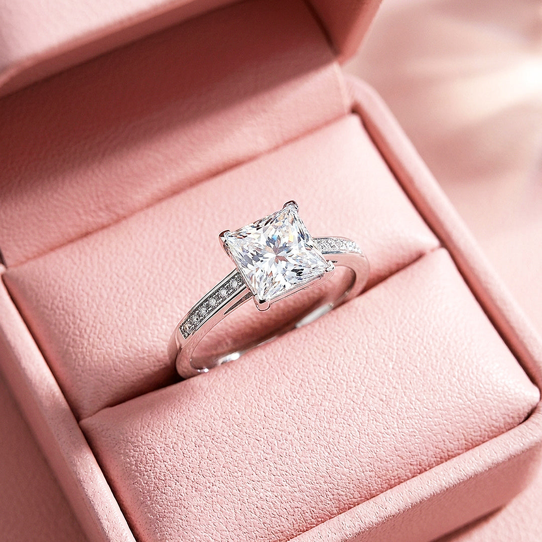 Princess-Cut Solitaire Pavé Shoulder | Women&