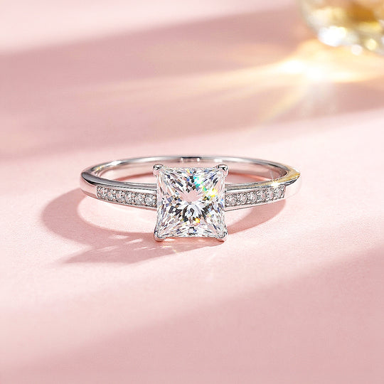 Princess-Cut Solitaire Pavé Shoulder | Women&