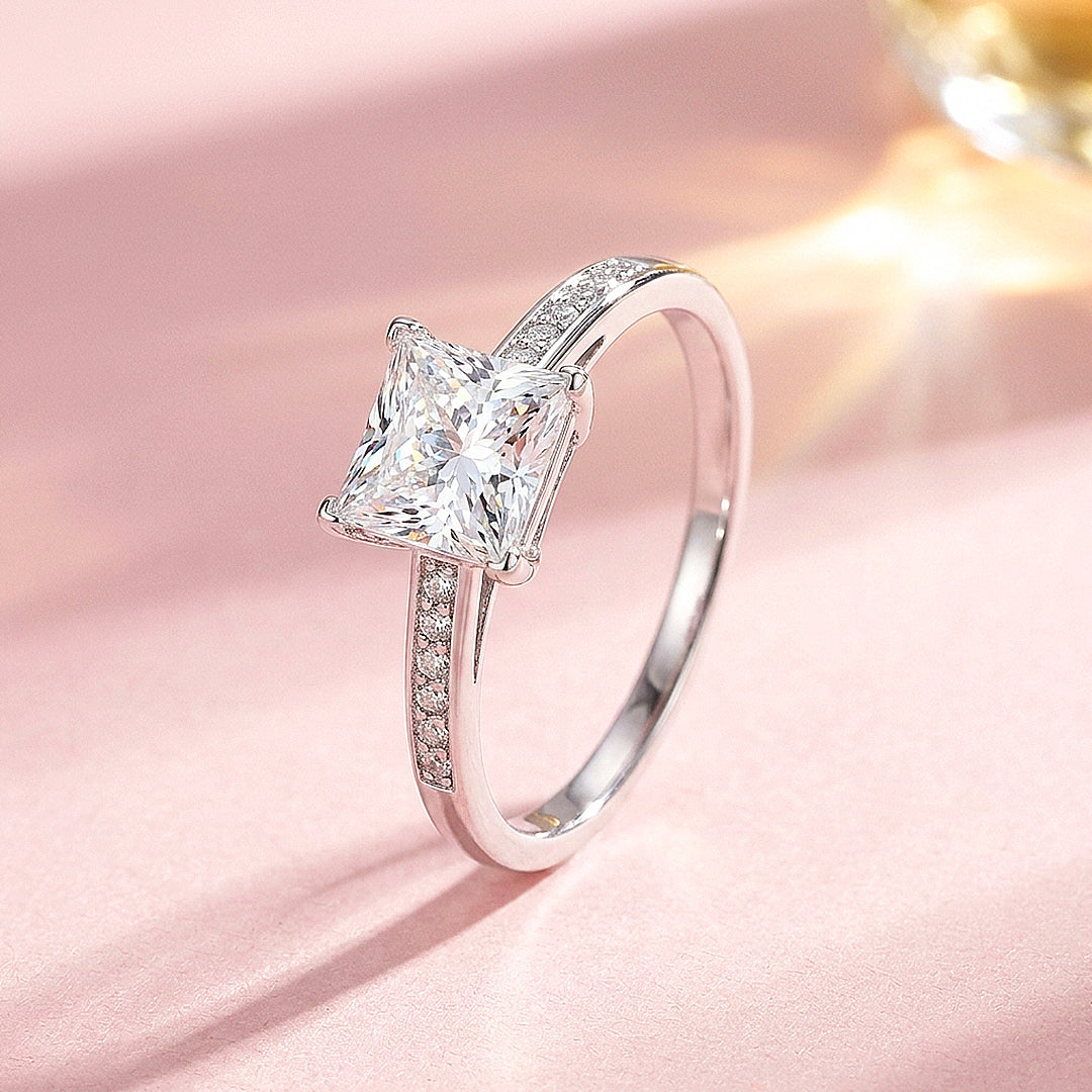 Princess-Cut Solitaire Pavé Shoulder | Women&