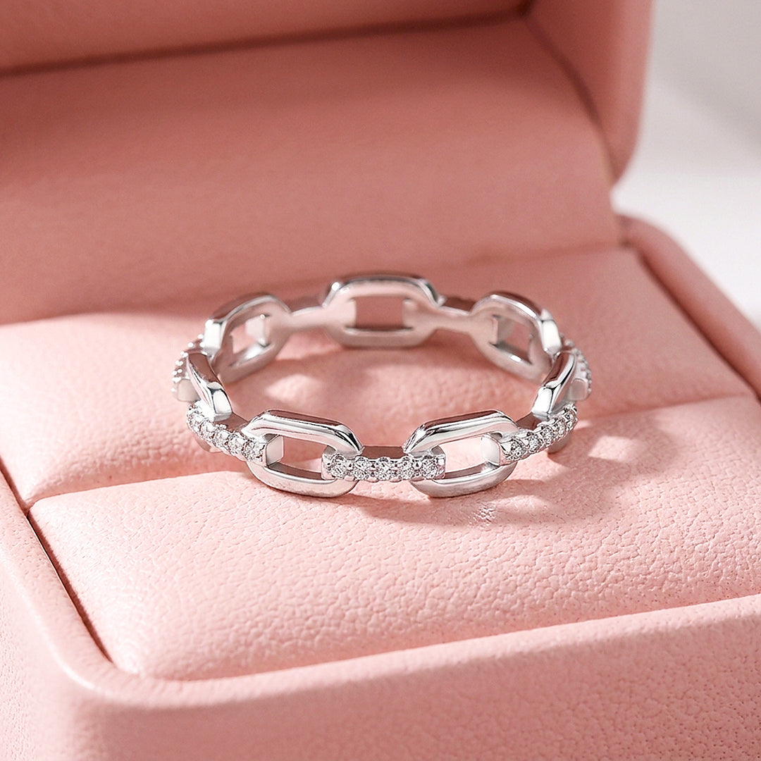 Interlocking Chain Link Pavé Band | Women&