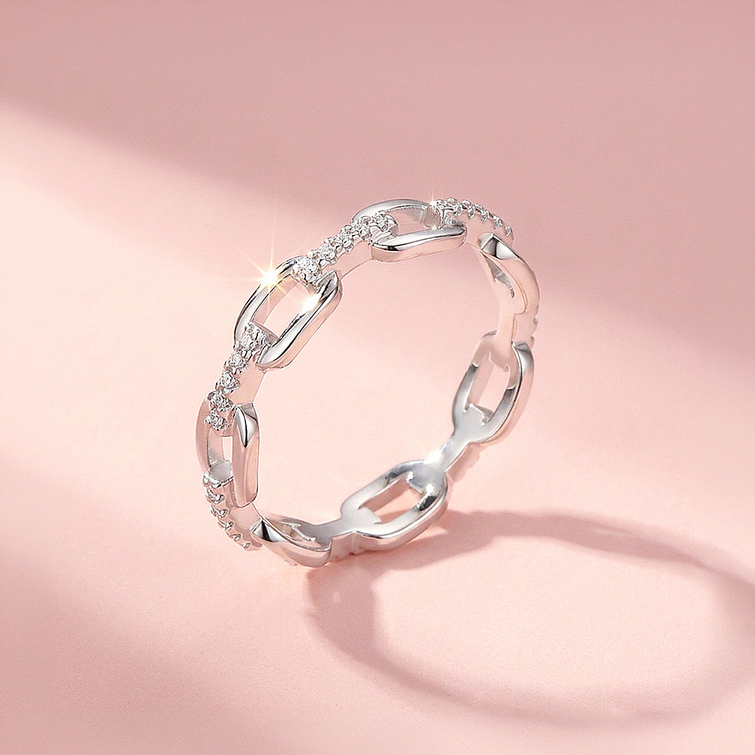 Interlocking Chain Link Pavé Band | Women&