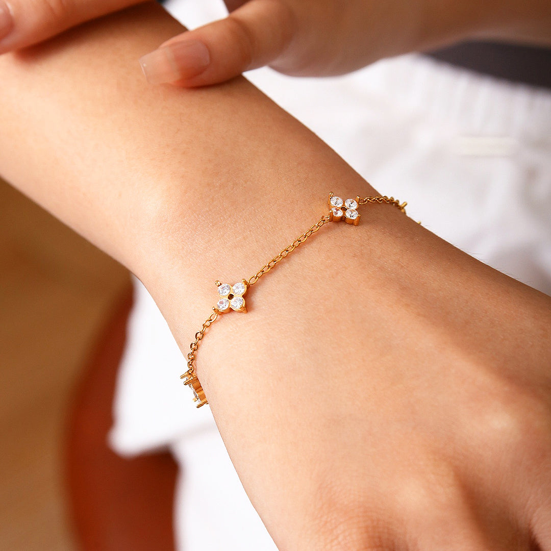 Clover Bloom Pendant Necklace | Gold | Luxe4423 - Luxe Necklace | Singapore Jewellery, Wedding Rings &amp; Gifts | Same Day Delivery | Tiara.com.sg