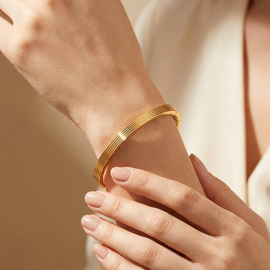 Ribbed Heart Gold Bangle | Luxe6281 - bangle | Singapore Jewellery, Wedding Rings &amp; Gifts | Same Day Delivery | Tiara.com.sg