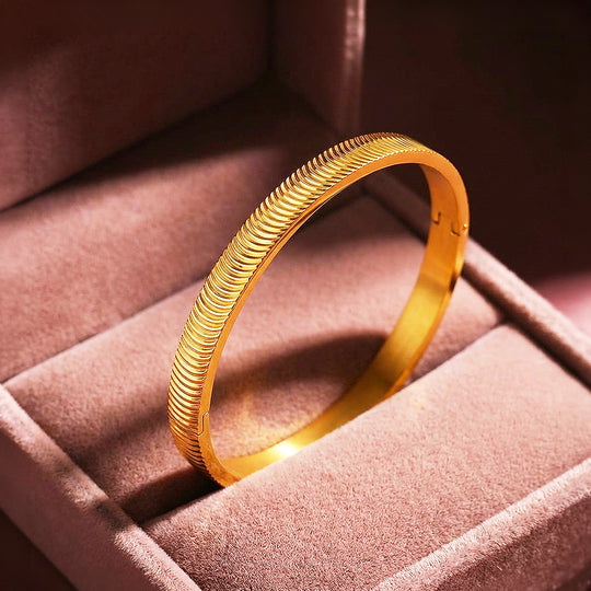 Herringbone Ribbed Gold Bangle | Luxe6474