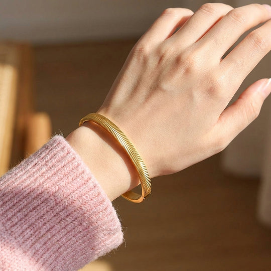 Herringbone Ribbed Gold Bangle | Luxe6474