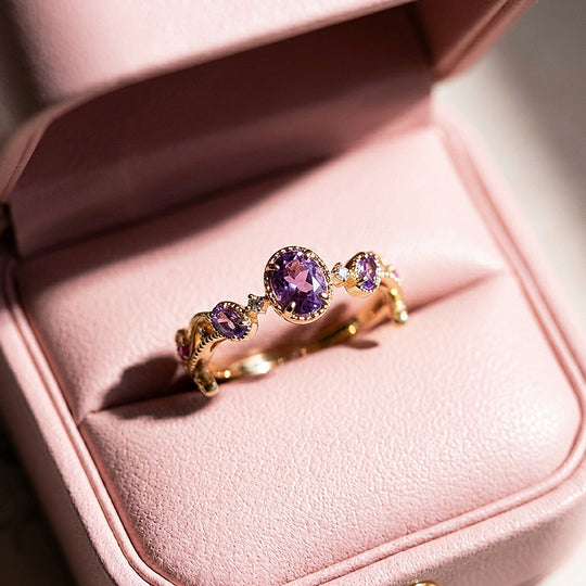 Amara Vintage Three-Stone | Women&