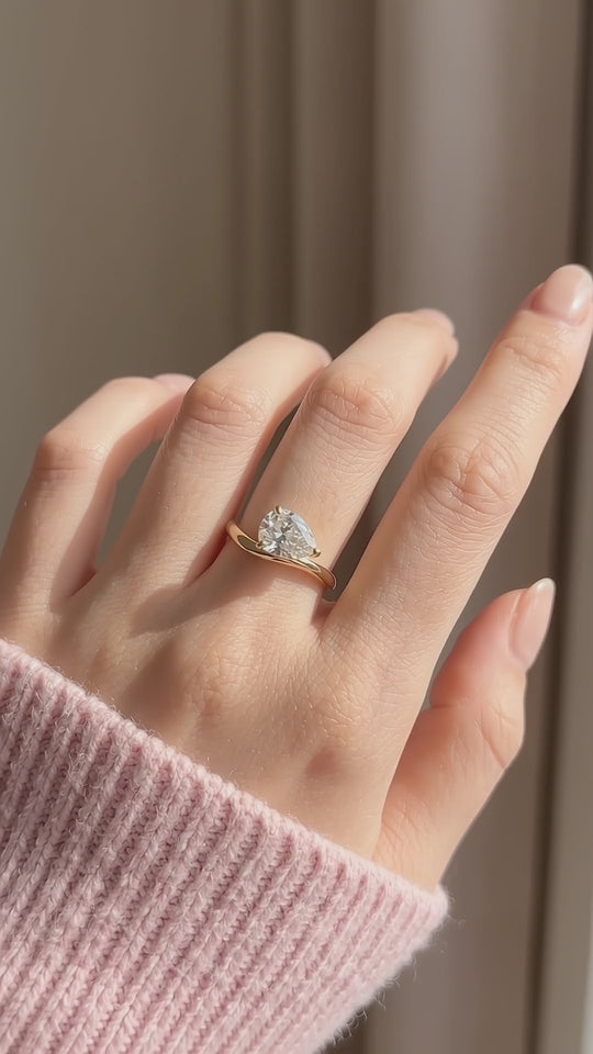 Pear Solitaire Curved Wave Band | Women&